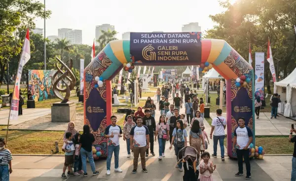 Balon Gate Medan menjadi penanda pintu masuk acara pameran seni rupa.