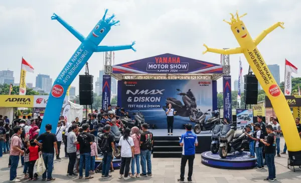 Balon Sky Dancer Medan menjadi daya tarik yang menarik pada kegiatan promosi motor.
