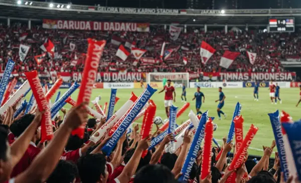 Balon Tepuk Samarinda sebagai media dukungan untuk pemain turnamen sepak bola.