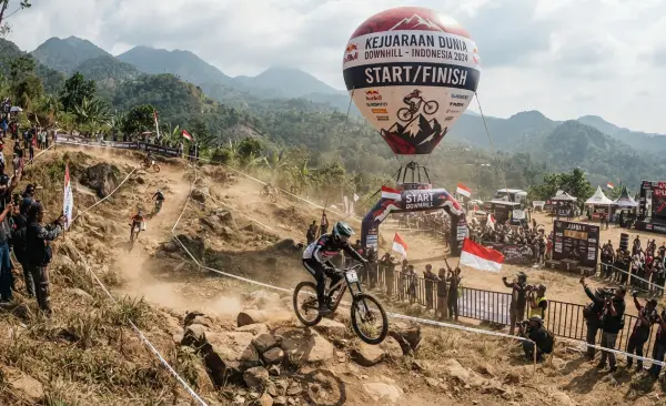 Balon Udara Bandung sebagai penanda garis start pada event downhiles.