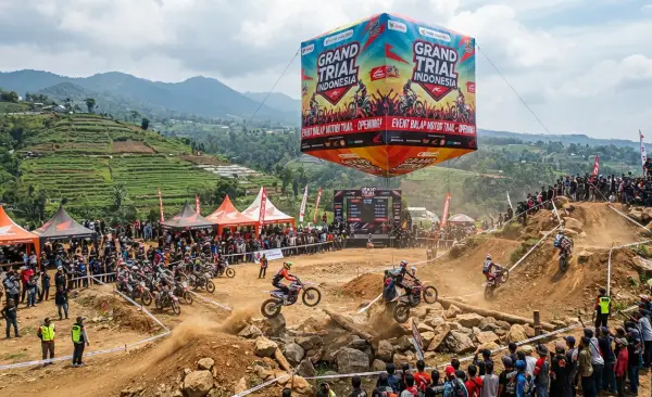 Balon Udara Samarinda sebagai penanda acara pada event balap motor trail.