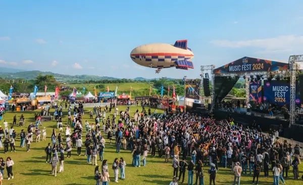 Balon Udara Samarinda memeriahkan visual acara konser musik.