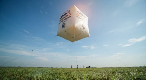 Balon udara Bogor dipasang di area terbuka untuk promosi acara