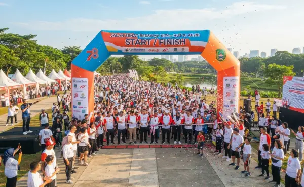 Balon promosi Banjarmasin berupa balon gate digunakan sebagai penanda garis start dan finish pada acara jalan sehat dengan banyak peserta.