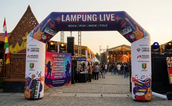 balon gate lampung sedang digunakan pada acara konser sebagai petanda