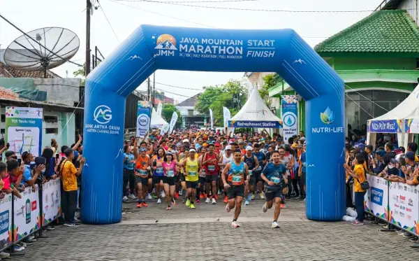 Balon Gate digunakan sebagai penanda jalur pada acara lari dengan peserta yang ramai.