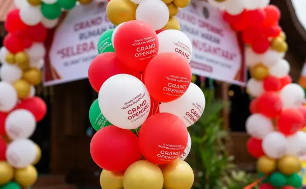 Balon sablon merah putih dengan logo Grand Opening menghiasi dekorasi pembukaan toko.