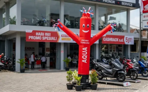 Sky dancer merah berdiri di depan dealer motor sebagai media promosi untuk menarik perhatian pengunjung