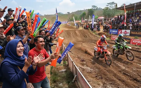 Balon Tepuk digunakan penonton untuk memberikan dukungan saat perlombaan motor trail.