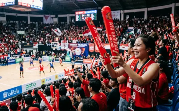 Balon promosi Pontianak digunakan penonton untuk menyemangati pertandingan basket di dalam gedung olahraga