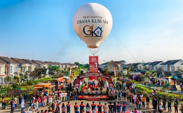 Balon udara berbentuk bulat menghiasi acara peresmian perumahan Graha Kusuma dengan panggung dan kerumunan warga.