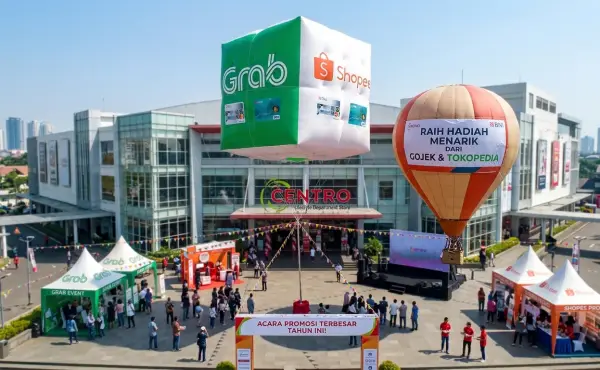 Balon udara berbentuk unik digunakan di area pusat perbelanjaan sebagai dekorasi sekaligus media branding untuk menarik perhatian pengunjung.