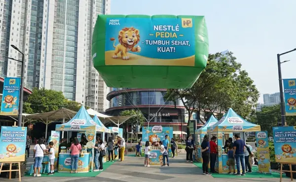 Balon bertema Nestlé Pediasure berada di atas area booth promosi yang ramai dikunjungi peserta.