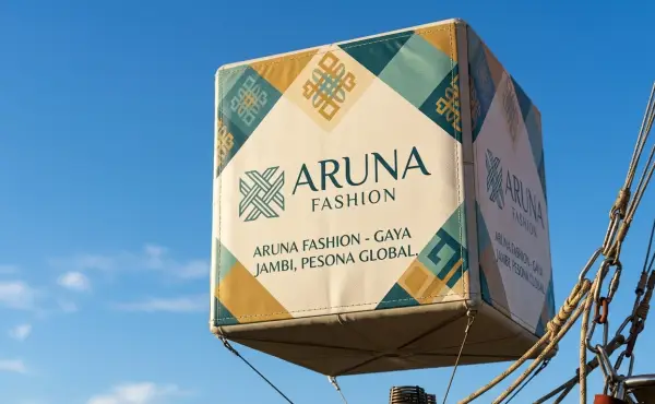 Balon udara berukuran besar menampilkan identitas Aruna Fashion sebagai media promosi dalam kegiatan fashion di Jambi.