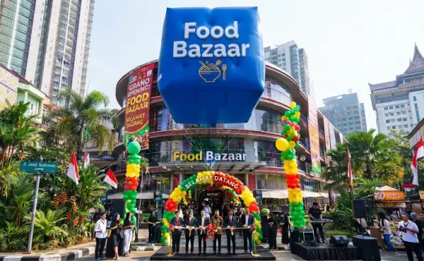 Balon bertuliskan Food Bazaar menghiasi area grand opening pusat perbelanjaan dengan dekorasi warna-warni.
