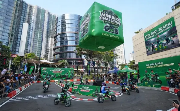Balon promosi Lampung berbentuk kubus melayang sebagai media branding pada ajang perlombaan minibike.