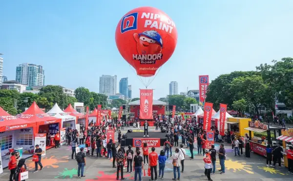 Balon promosi berbentuk bulat dengan desain Nippon Paint berada di atas area event yang ramai pengunjung