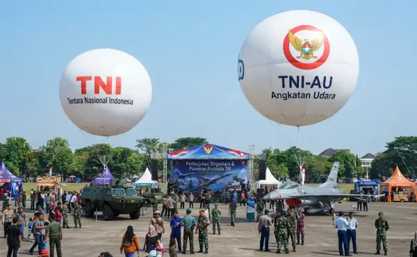 Dua balon udara bertuliskan TNI dan TNI-AU menghiasi area pameran alutsista dan pertunjukan militer