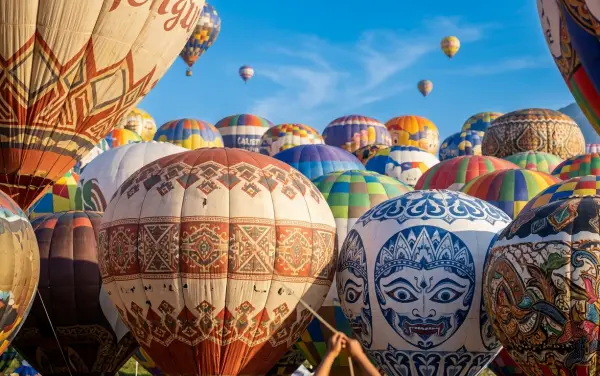 Balon promosi Makassar berupa balon udara berukuran besar dengan desain warna-warni pada acara tahunan.