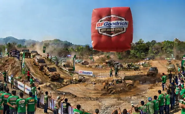Balon udara Manado digunakan sebagai media promosi pada acara offroad dengan area perlombaan yang ramai.