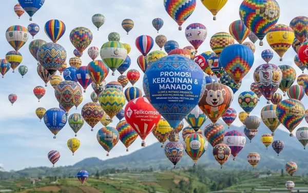 balon udara manado sedang digunakan pada acara balon udara