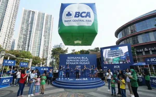 Balon udara berlogo BCA menjadi bagian dari kegiatan promosi di area acara yang ramai pengunjung.