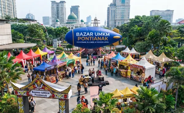 Balon udara Pontianak pada acara bazar UMKM dengan berbagai booth kuliner dan produk lokal di area perkotaan.