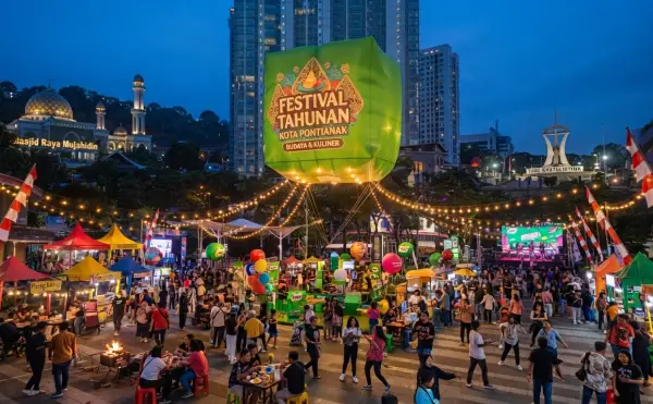menghiasi festival tahunan Kota Pontianak pada malam hari dengan suasana ramai dan meriah.