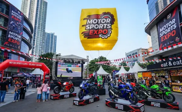 Balon udara berlogo Motor Sports Expo tampil di tengah pameran otomotif dengan berbagai motor dan booth promosi.