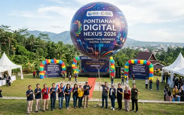 Balon udara berukuran besar dengan desain Pontianak Digital Nexus menghiasi area acara outdoor bersama para peserta dan pengunjung