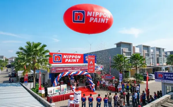 Balon menghiasi acara grand opening toko cat dengan dekorasi balon dan pengunjung di area depan toko.
