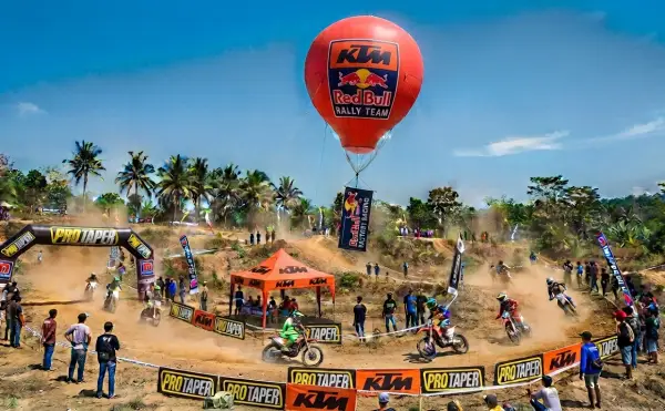Balon udara Pontianak digunakan untuk mendukung perlombaan motor trail dengan lintasan off-road dan penonton di area pertandingan.