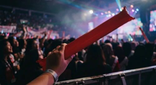 penggunaan balon tepuk pada event konser musik